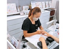 アイリス ネイルアンドアイラッシュ(IRIS nail&eyelash)の雰囲気（ネイルメニューたくさんのネイルサンプルがお出迎え♪）