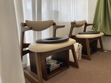 マインベーシック(Mine basic)の雰囲気（リクライニングできる、広い座面のこだわり椅子を使用してます。）