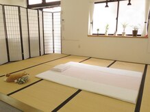 加納指圧治療院の雰囲気(天井が高く広々とした空間でおくつろぎください。)