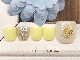 パステルイエロー　フットネイル
