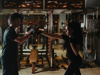 DOJOJAPAN天神・春吉【パーソナルトレーニング・痩身・ダイエット・ジム】の写真/「捻り」が創る、至高の曲線美。世界プロのメソッドで、ドレスもスーツも着こなす圧倒的な「くびれ」へ。