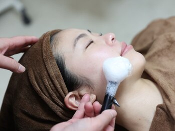 マハナ(mahana)の写真/【女性理容師による女性専用スペースでのお顔そり♪】不要な角質も取り除くことで肌の透明感が磨かれます◇