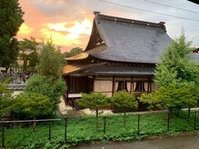 楽リラクゼーション中村恭子 惣助店の雰囲気(お寺を望む景色と静けさに包まれる非日常体験を…)