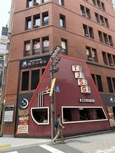 JR新宿駅東口から徒歩2分、新宿三丁目駅から徒歩30秒の好立地。22時まで営業、仕事帰りにも！