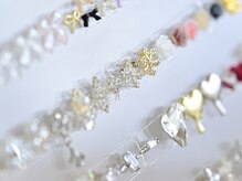 ネイルサロンアミカル【AMICAL】三国ヶ丘店〈フィルイン/マグネット/アート〉の雰囲気（キラキラパーツ豊富にございます♪￥100～選んでいただけます◎）