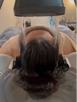 ポノポノ(pono pono)の写真/【頭沁浴ヘッドスパプレミアム¥13200→¥11550】温かなお湯に包まれる頭沁浴で蓄積した頭/首肩の疲労解消◎