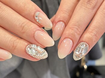 ノラネイル ウメダ(NORA nail UMEDA)の写真/イベントに映える綺麗めワンホンデザインで、指先まで輝くキラキラネイルの魔法を☆