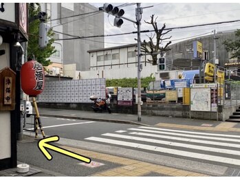 キュアスタ整体院 神楽坂駅前(CureSta)/出口を出たら左に進みます