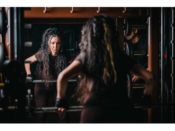 DOJOJAPAN天神・春吉【パーソナルトレーニング・痩身・ダイエット・ジム】の写真/一分一秒を、燃焼に変える。世界基準の「高効率」トレーニングで、ワンサイズ下の自信をその手に。