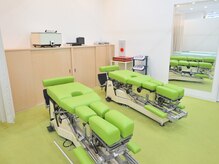よし鍼灸接骨院 東花園院/矯正専用トムソンベッド