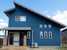 ソワイユ 浜松店(Soyeux)の雰囲気（住宅街の中の青色の一軒家隠れ家サロンです。目の前駐車場有り）