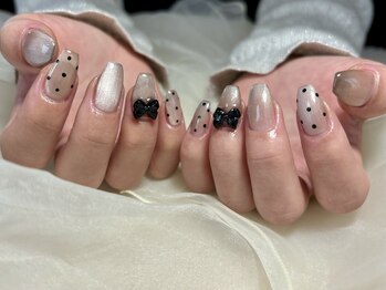 サロンドフォーエイチ(salon de 4H)/ドット×リボンネイルでcuteに♪