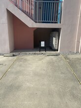 アトリエ/お車はアトリエ看板の前に