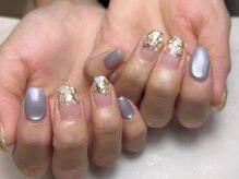 レノヴィア(Re:novia)の雰囲気（ブルーのマグネットネイルとシェルで涼し気なお手元に♪）
