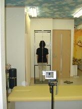 足立カイロプラクティック/身体の歪みを前後左右から検査