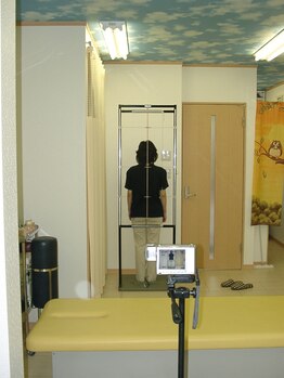 足立カイロプラクティック/身体の歪みを前後左右から検査