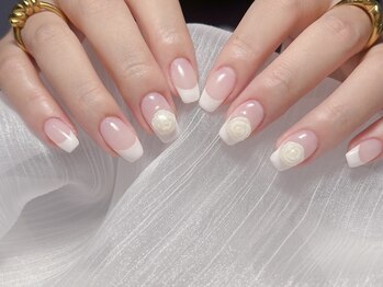 ビアンカ(Bianca)/上品フレンチネイル+ストーン