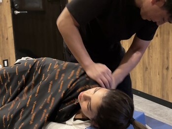 MCR整体 横浜 みなとみらい/肩こりコースの施術風景