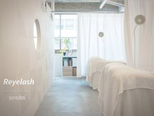 アールアイラッシュ(R eyelash)の雰囲気(白を基調とした落ち着いた半個室空間★つい寝てしまう心地よさ♪)