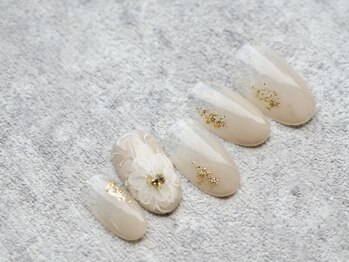 カトルナフ(quatre fois neuf)/くすみベージュ手描きお花ネイル