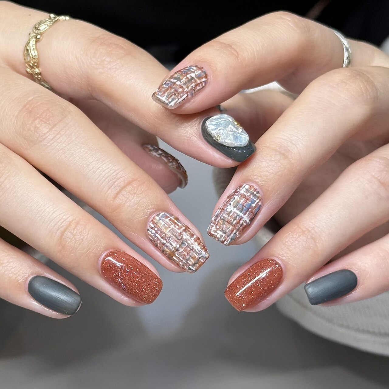 2026年冬トレンド】ストーン ツイードのネイルデザイン集｜人気順｜99