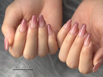 nail salon at tone【フィルイン/ニュアンス/定額/ネイル】の写真/落ち着きを纏う大人の指先へ。ワンカラーや定額デザインで自然体の美しさを丁寧に引き出します。