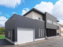 ミリアージュ(Miliage)の雰囲気（芦原街道沿いにある、シャッター付きの黒い建物になります）