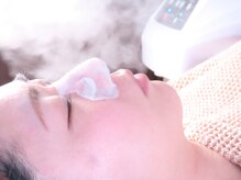 アンカー(anchor)の雰囲気（専用の液を使ってスチームで毛穴を一時的に広げていきます。）