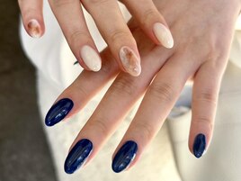 ホワイト×ネイビーネイル