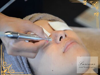 ラシェス(luscious)/フェイシャルなのに小顔！