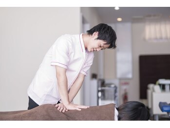 岡崎北ハピネス接骨院/腰痛の施術風景
