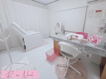 アーズネイル(R'z Nail)の雰囲気（サロンカラーのピンクと白を基調にしたリラックス空間です♪）