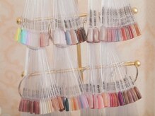 ネイルサロンアンの雰囲気（300色以上のカラーをご用意しています。）