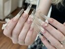 透明感あふれるフラワーネイル