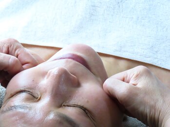 エステサロンセイ(SEI)の写真/スッキリ小顔効果◎眼精疲労も肩こりも解消！輝くリフトアップで自信UP★メンズもぜひ体験してください♪