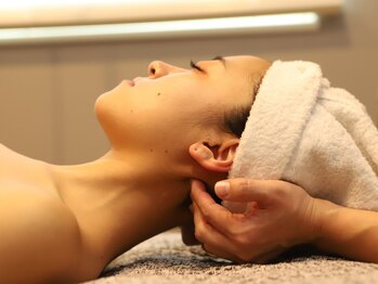 サロン ド マル(Salon de MARU)の写真/専用商材でワンランク上の極上ヘッドスパを!施術後には目がぱっちり、小顔に★