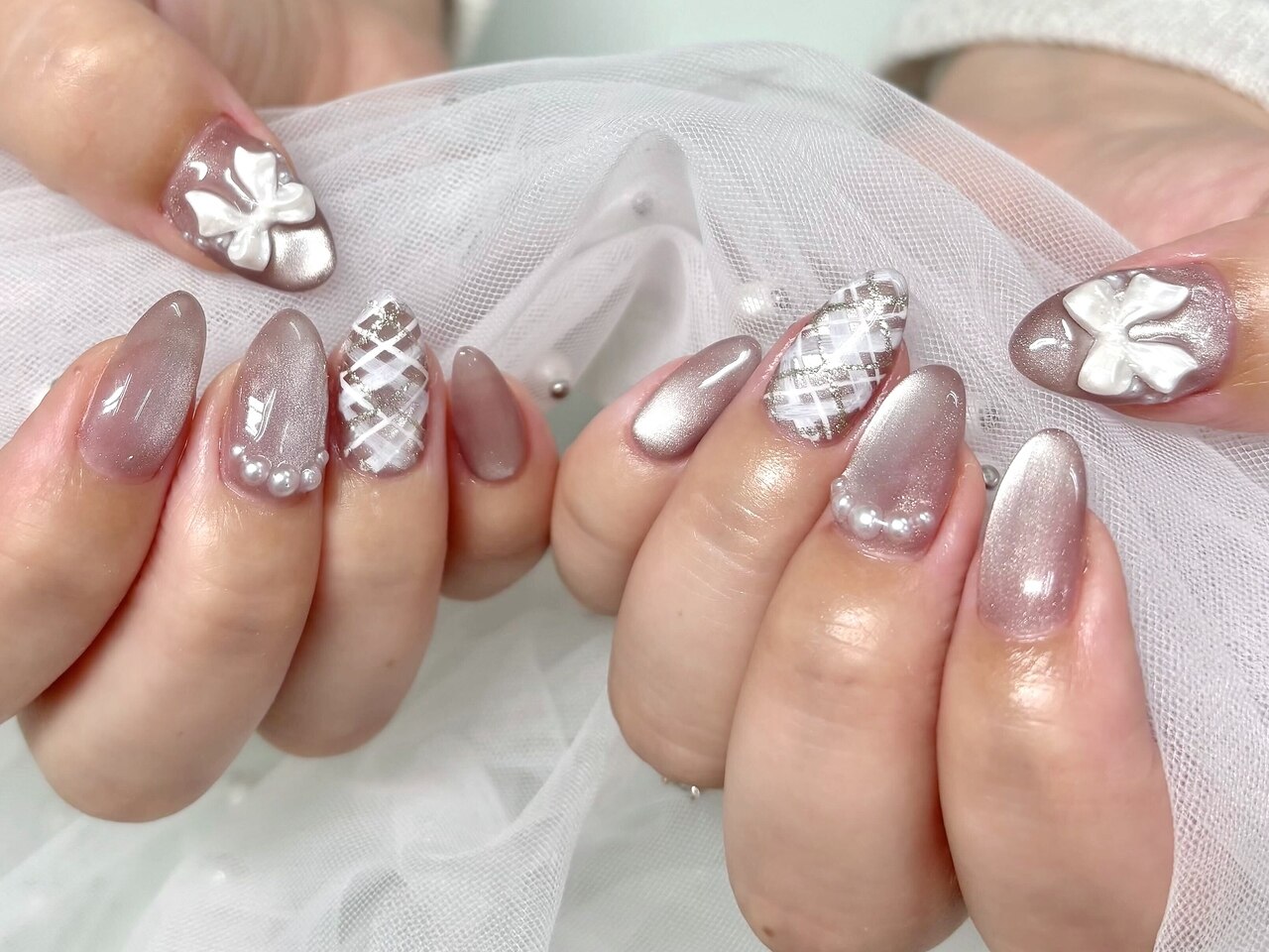 ネイルチップ ワンホン リボン ビジュー クリスマス 冬 2025年-2026年冬トレンド】リボン デート ハンドのネイルデザイン集