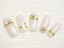 ラピスト ネイル(Lapist nail)/乳白色カラー×ゴールドテープ