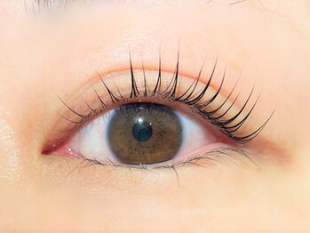 アイドット(i.)/根元のカールを意識したデザイン