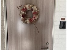 ベル(Bell)の雰囲気(玄関にリースがあるお部屋です。)