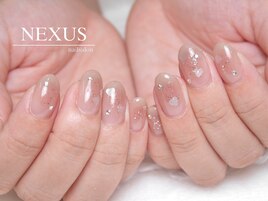 ブラウンチークとハートのネイル