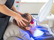 リリーアンドナナ(Lily&Nana)の雰囲気（ホワイトニング中にドライヘッドマッサージでリラックス）