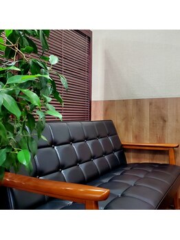 ふくだの樹になる施術院/座り心地よい待合室のソファー