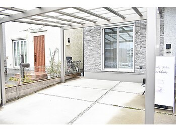 ミーン(miin)/店舗前の駐車場をご利用ください