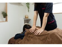 リラクゼーションにじいろの雰囲気（あやこ→ほぐしとヘッドが得意　yuko→ほぐしと足つぼが得意です）