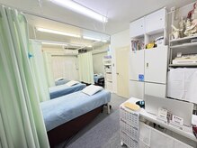 華陽中国気功整体院の雰囲気（白と緑の調和で落ち着いた待合室丁寧カウンセリングからスタート）