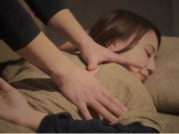 ザ ボディ 京都 祇園店(THE BODY)の写真/国家資格者によるTHE BODY独自の技術を用いた【肩甲骨はがし】などで首肩周りの深部の疲れを癒やします。