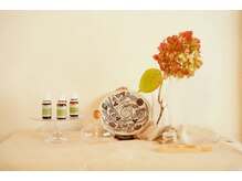 アロマセラピストがお客様の好みや体調に合わせてブレンド