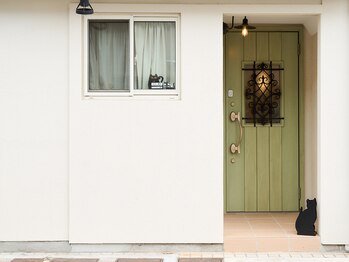 かぎしっぽ/グリーンの扉が目印です♪