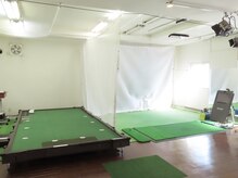 中台ゴルフセンターの雰囲気（傾斜をつけられるパター練習機器や弾道測定器も完備）